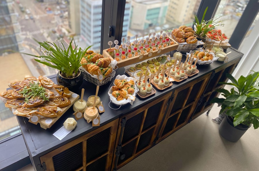 Un buffet dressé pour un événement d'entreprise