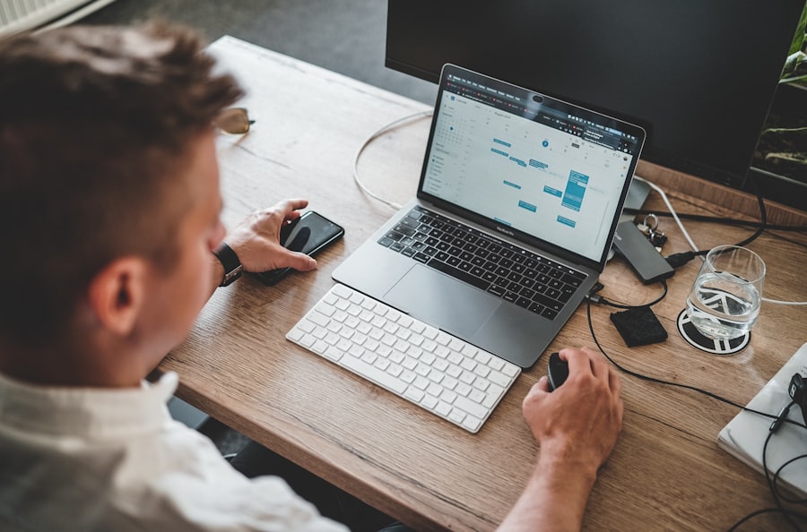 Un administrateur qui consulte les commandes de l'entreprise sur un ordinateur portable