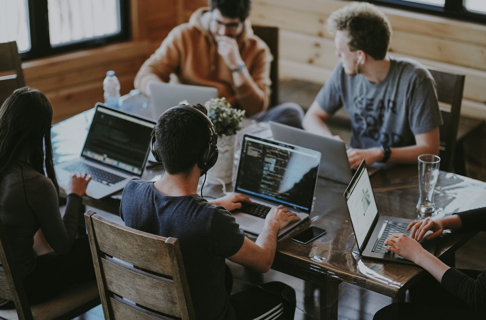 Une équipe qui travaille ensemble dans un bureau