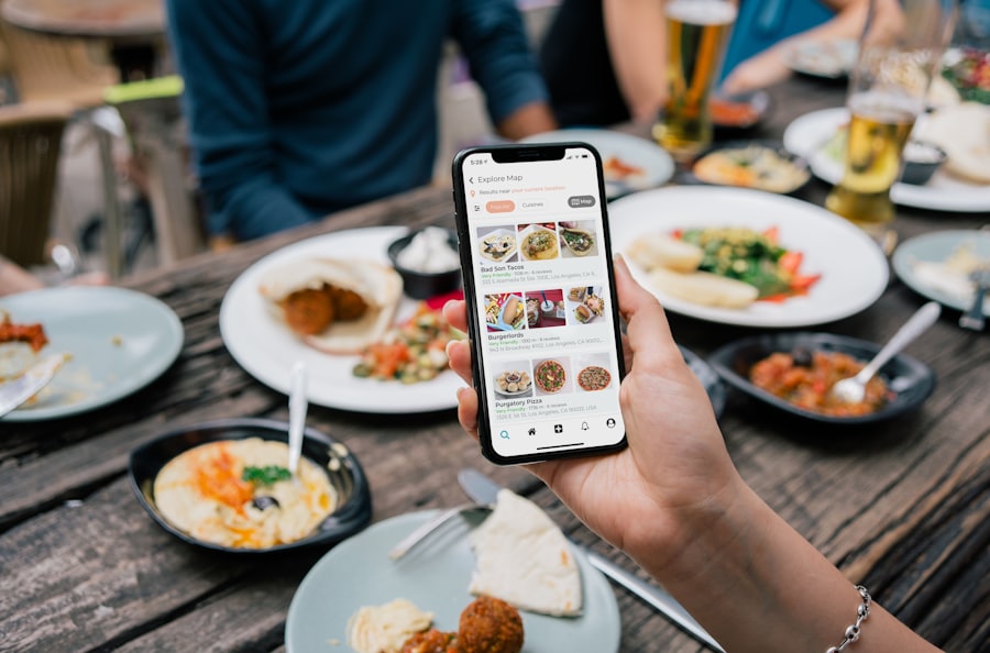 Un téléphone posé sur la table à côté d'un repas partagé