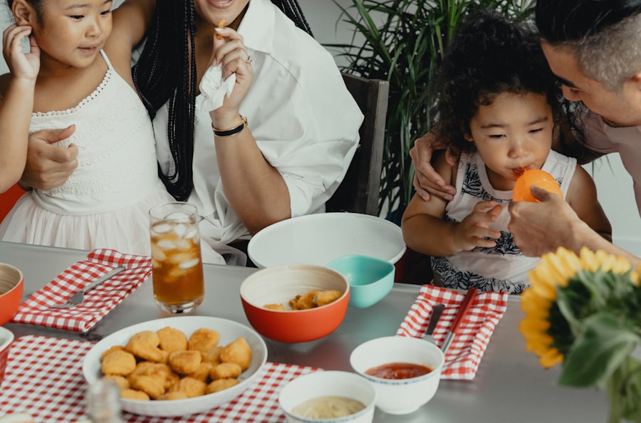 Des amis qui partagent un repas à la maison