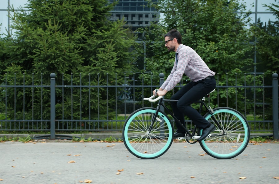 Un coursier à vélo dans la ville